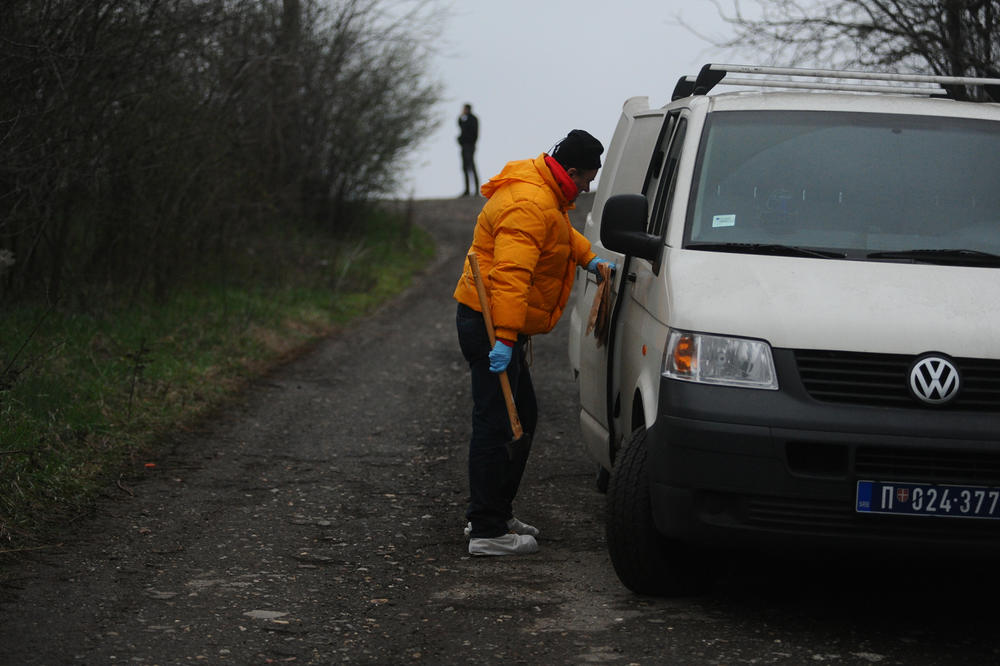 MIGRANTI POTEGLI SEKIRU NA VLADIMIRA! Policija traga za manijacima iz Banje Koviljače!