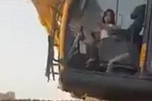 Ne može da bude manja, ali vozi buldožer ko velika! (VIDEO)