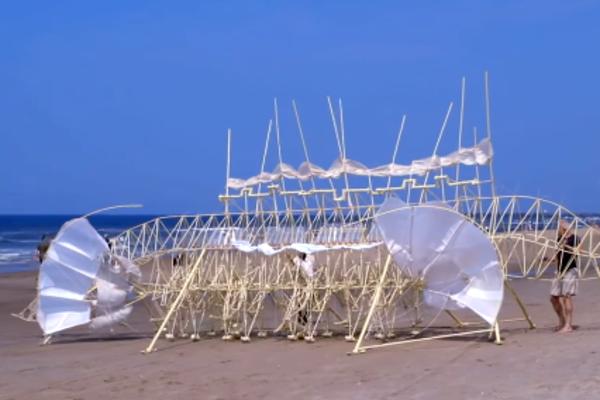 Čudovišta od drveta i papira hodaju sama i izgledaju podjednako jezivo i fascinantno (VIDEO)