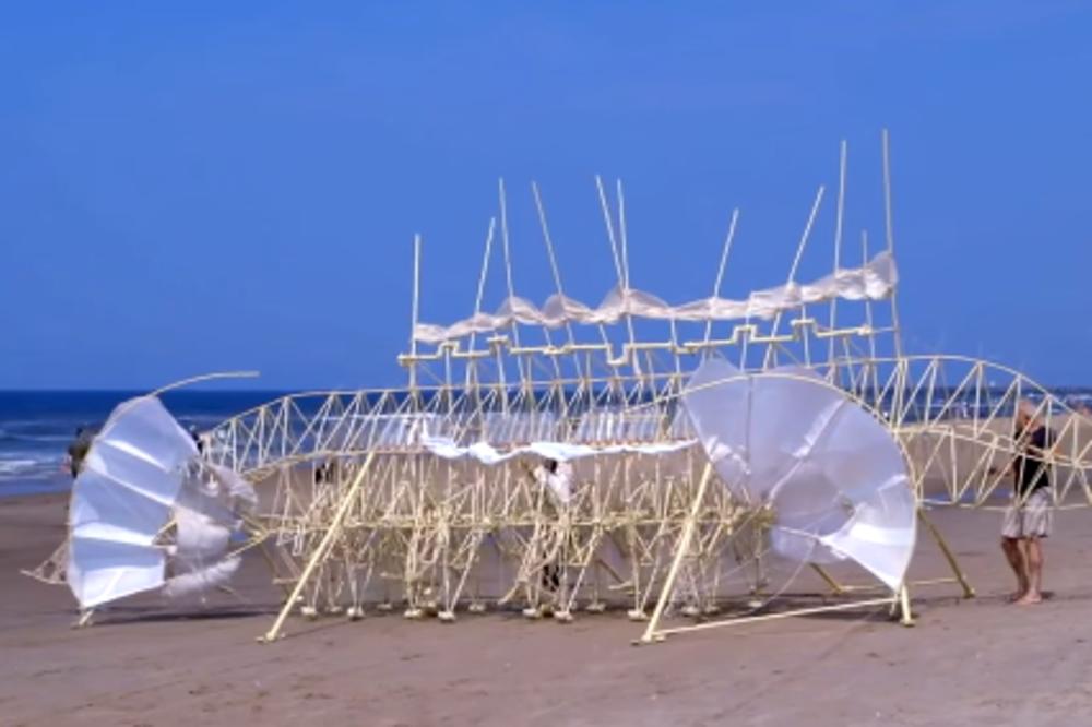 Čudovišta od drveta i papira hodaju sama i izgledaju podjednako jezivo i fascinantno (VIDEO)