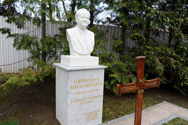 Ako podignete spomenik Miloševiću, srušićemo ga za jedan dan!