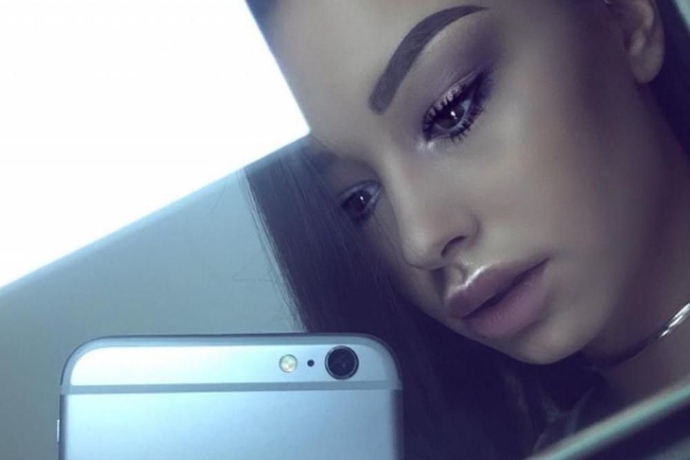 PERVERZIJA OD AUTOMOBILA A TEK DA VIDITE BOJU: Kada se Elena Kitić provoza u ovoj mašini, SVI SE OKREĆU! BODE OČI!