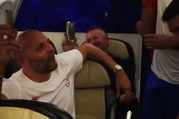 Ludnica u avionu sa srpskim olimpijcima: Sale, Muta i zlatni vaterpolisti horski pevaju Šabanov hit! (VIDEO)