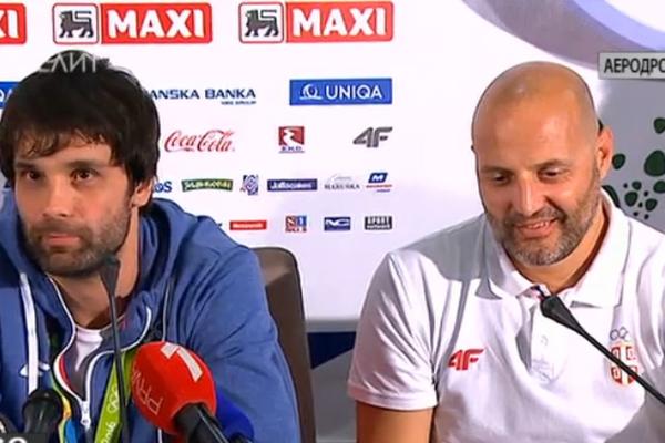 Sleteli su šampioni: Vodeni luk i ovacije dočekale srpske olimpijce! (FOTO) (VIDEO)