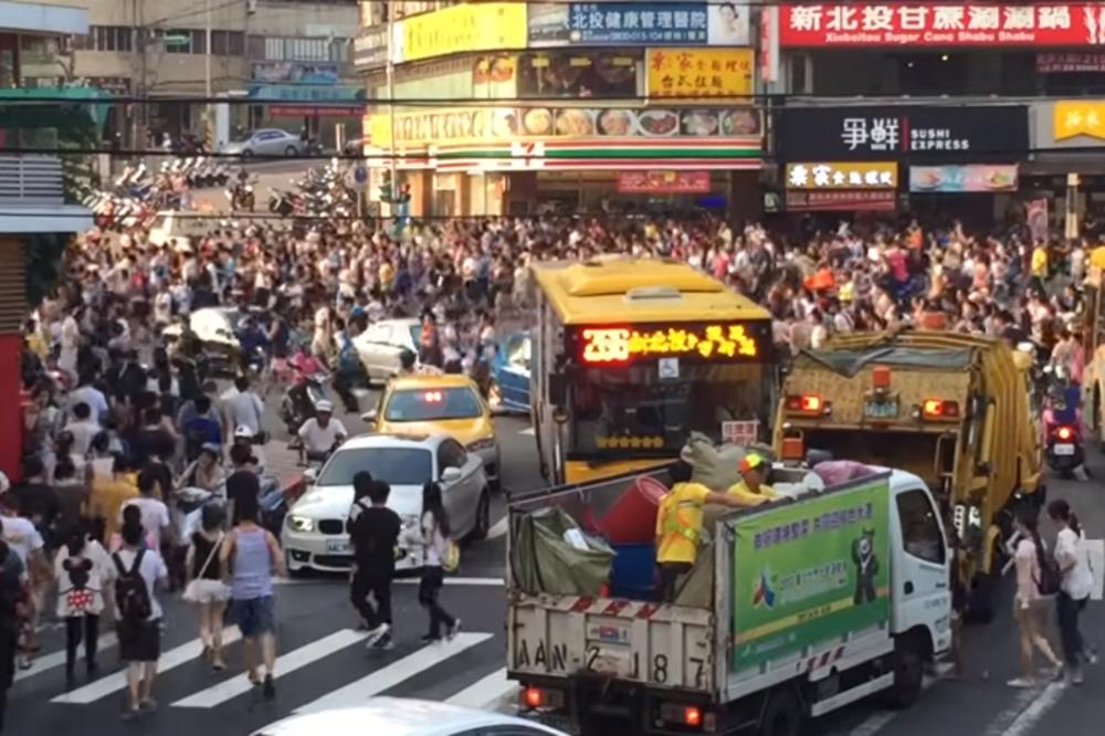 Gde ide ova Pokemon rulja? Ne zna ni ona, ali ruši sve pred sobom! (VIDEO)