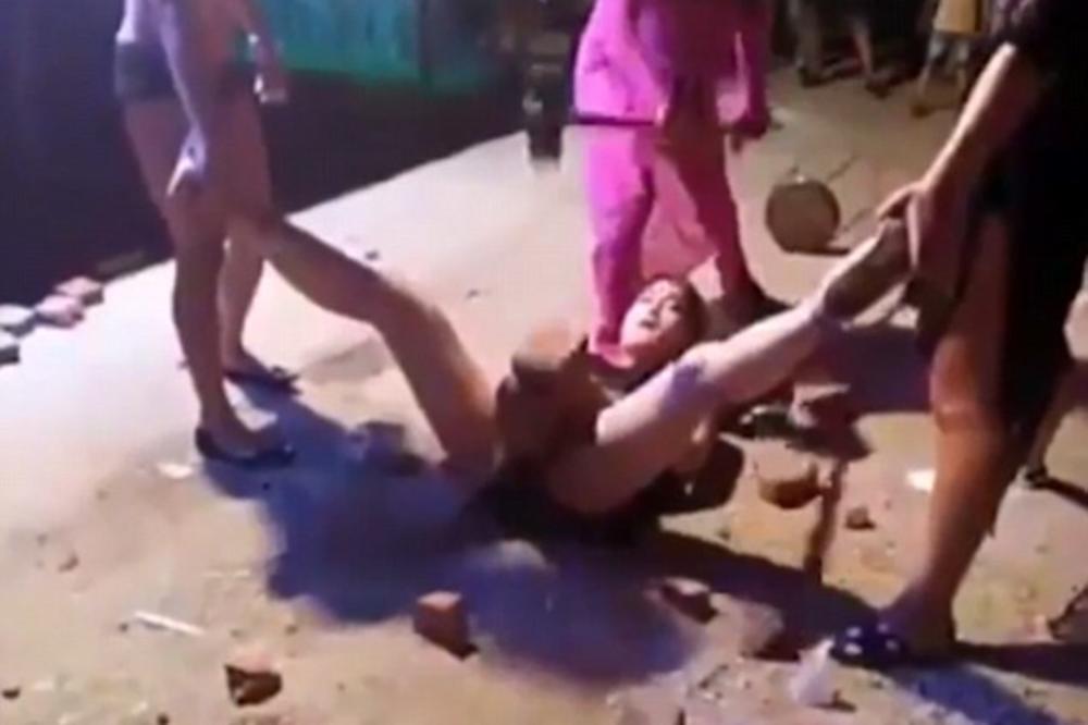 Bolesna zabava ili jeftin trik? Stavili su joj ciglu na prepone i udarali čekićem! (FOTO) (VIDEO)