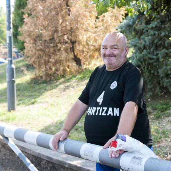 U HUMSKOJ NEUTEŠNI ZBOG SMRTI MIŠE TUMBASA: Emotivan oproštaj FK Partizana od svog najvećeg navijača!