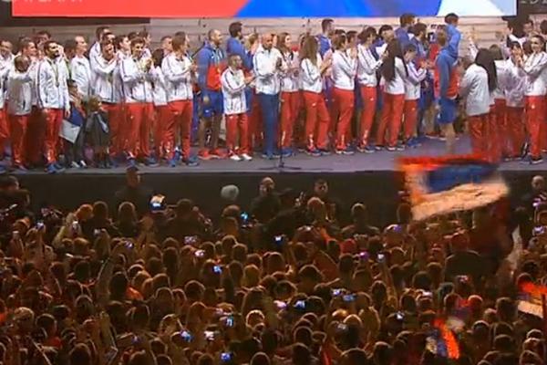 Svi kao jedan: Bože pravde odjekivalo iz grla zagrljenih srpskih olimpijaca i navijača! (VIDEO)