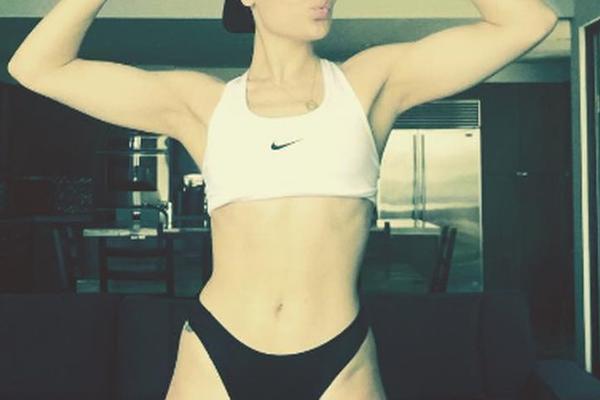 Nema problem sa tim: Čuvena pevačica postavila sliku svog celulita! (FOTO)