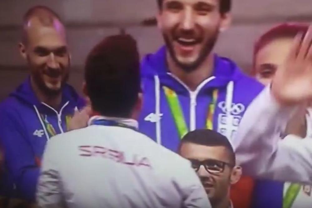 Šou na dočeku: Srpski košarkaši napravili sačekušu vaterpolistima! (VIDEO)