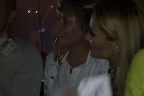 Marina i košarkašice posle dočeka, završile u kafani! Ova pesma ih je najviše pogodila! (VIDEO)