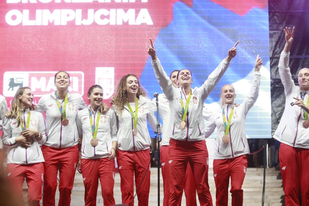 Tajni party košarkašica: Ovako slave kada nema kamera, a na uvce im peva omiljena domaća pevačica (FOTO)