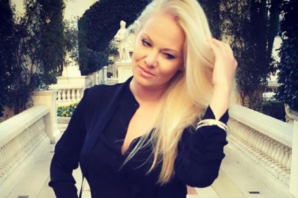 KAO DA SE NIJE PORAĐALA: Crvena haljina, dekolte, šlic koji raspamećuje! Pogledajte kako izgleda Ilda Šaulić! (FOTO)