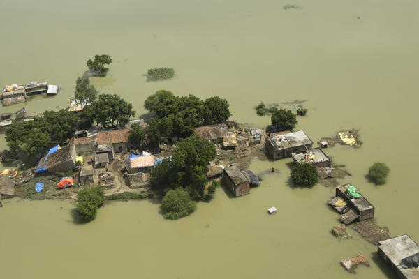 Monsunske kiše potopile Indiju: Više od 230 ljudi poginulo i to nije kraj! (FOTO)