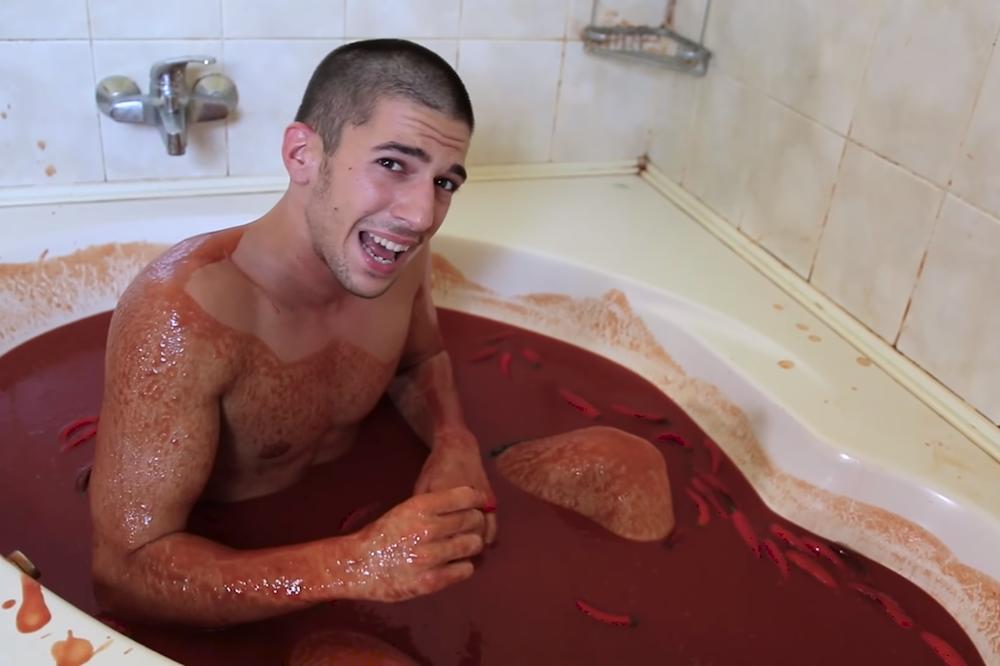 Slatki Turčin ušao u ljuto: Okupao se u kadi punoj čili sosa! (VIDEO)