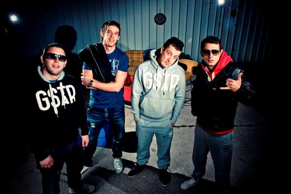 Mali petak: Večeras će goreti reka i splavovi, a ovo su momci koji će ih zapaliti! (FOTO)