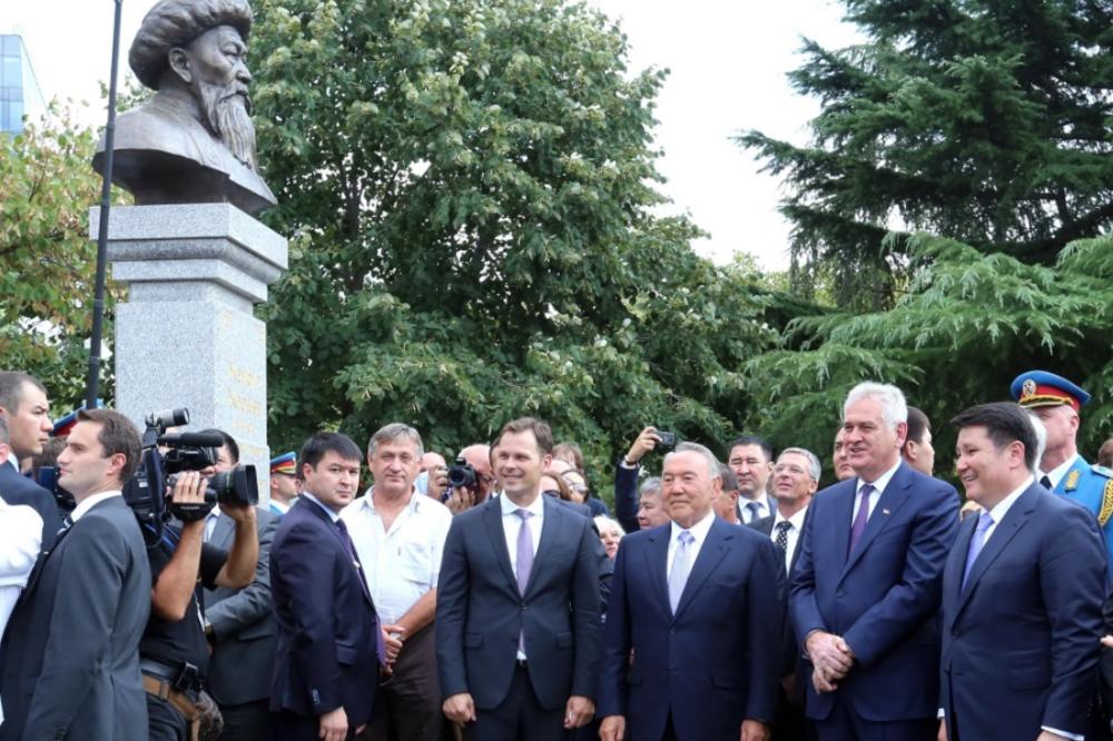 Ko je pesnik koji je dobio spomenik na NBG? (FOTO)