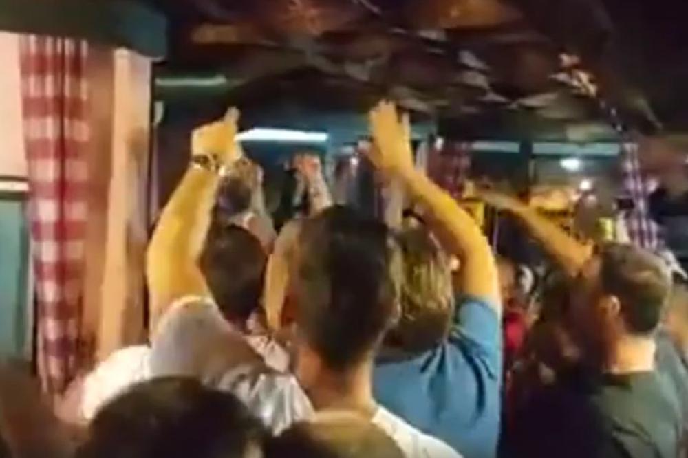 Šta su to srpski vaterpolisti pevali Dejanu Saviću u kafani? (VIDEO)
