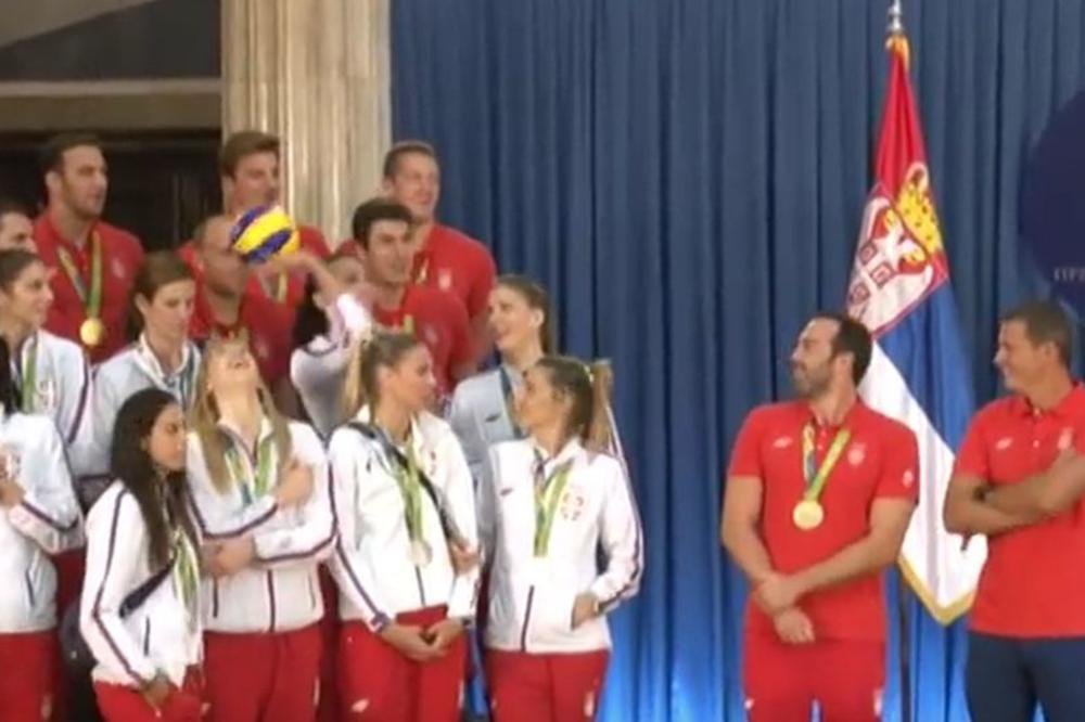 Toma je kasnio, ali su srpski olimpijci našli način kako da se zabave dok čekaju! (VIDEO)