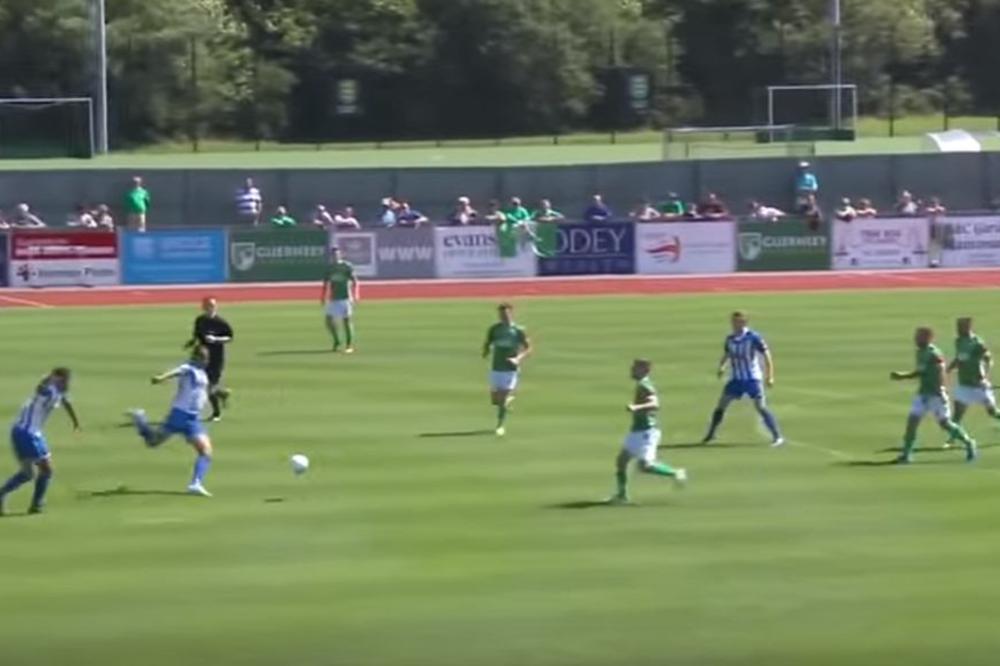 Svi su mislili da lopta leti na parking, a onda se dogodila majka priroda! (VIDEO)