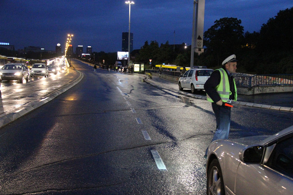UŽASNA SCENA NA BRANKOVOM MOSTU! Muškarac hoće da izvrši samoubistvo, policija pokušava da ga spreči!