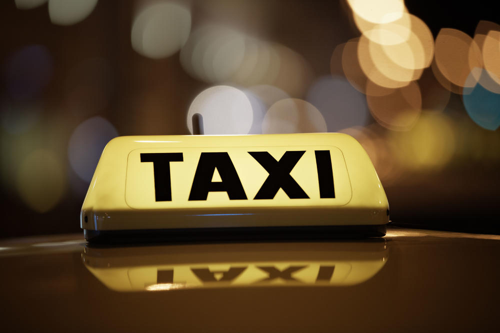 IZUDARAO KOLEGU PESNICAMA ZBOG KLIJENTA: Žestoka tuča taksista u centru Budve!