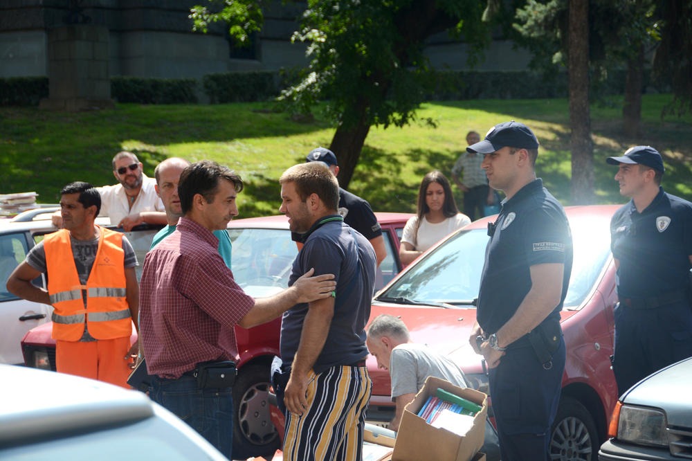 Komunalci se ponovo bahate: Prodavcu iz Kosovske oduzeli sve što ima, doveli ga do suza! (FOTO)