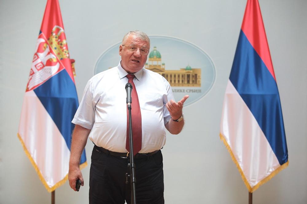 SAVA JANJIĆ JE IZDAJNIK, LUPIO BIH MU ŠAMARČINU: Šešelj isprozivao MONAHA, neće ni da se pozdravi sa njim!