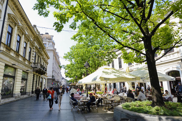 DEVOJKA KLEKLA PORED ŽENE KOJA PROSI, ONO ŠTO JE USLEDILO... Prizor iz Beograda koji će se VEČNO PAMTITI (FOTO)