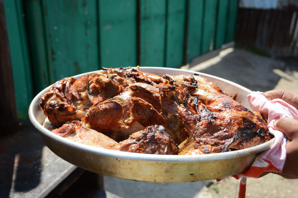 PRASEĆE PEČENJE ZA VAŠU TRPEZU IZ RERNE: Uz ove trikove kožica će biti hrskava, a ukus NEODOLJIV!