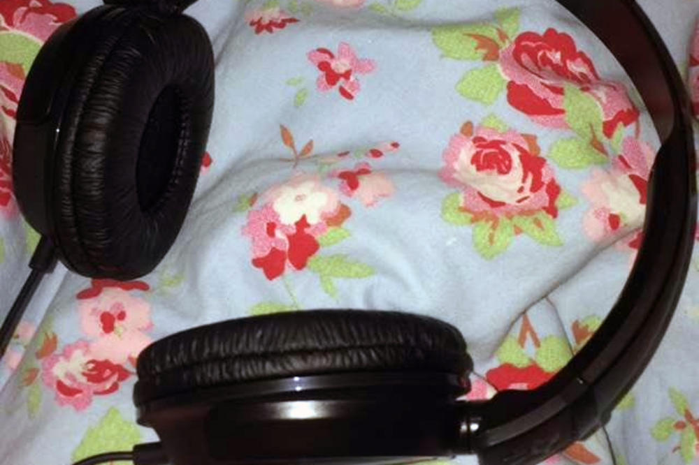 OPASNO JE! Evo zašto ne smete da ZASPITE SA SLUŠALICAMA: Nije povezano samo sa oštećenjem sluha...