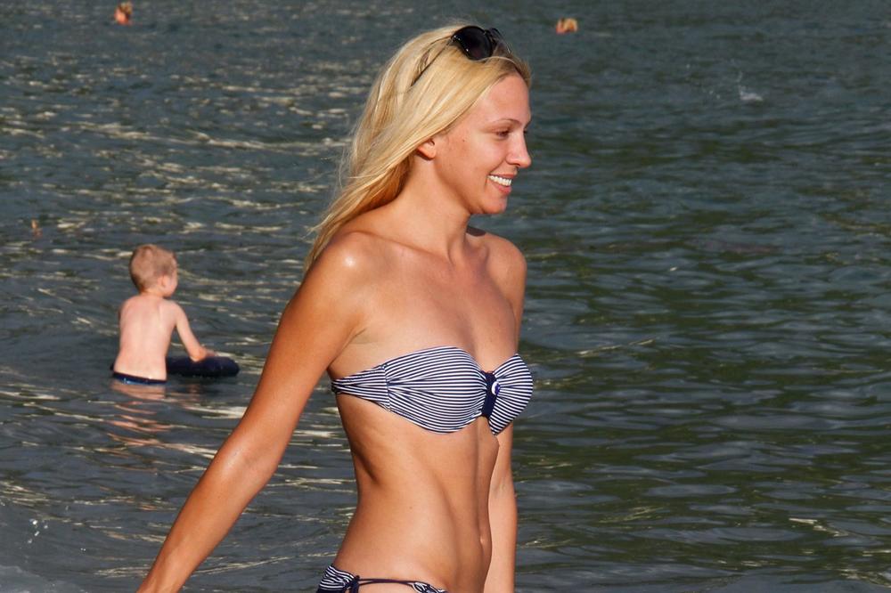 I ona se razgolitila: Milica se sa sestrom sunča u toplesu! (FOTO)