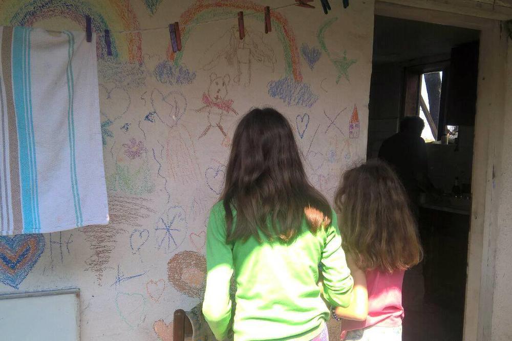 Najtužnija slika iz Savamale: Devojčice crtaju po kući koju im ruše! (FOTO) (VIDEO)