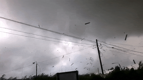 Tornado nosio krovove, psi leteli po 20 metara! Jezivi snimci nevremena u Rusiji! (VIDEO)