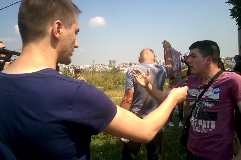 Na protestu zbog rušenja poslednje kuće u Savamali napadnuti novinari TV Pink! (VIDEO)