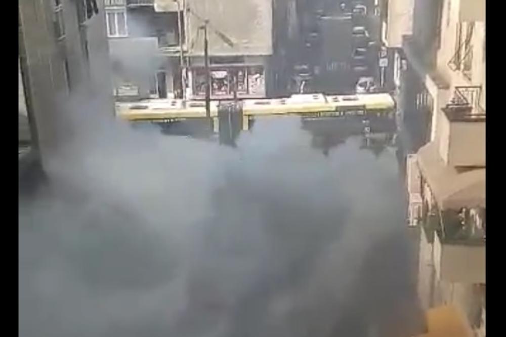 Požar u centru Beograda: Gust dim šiklja iz zgrade! (VIDEO)