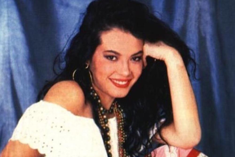 SRBI NEMAJU POJMA KAKO DANAS IZGLEDA KASANDRA: Ovako OBNAŽENU bi je malo ko PREPOZNAO, a tek kakve ima TRBUŠNJAKE