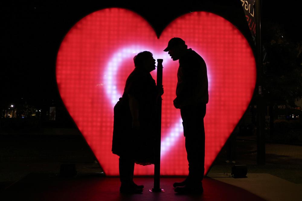 Ljubav jača od siromaštva: 10km je peške nosio telo preminule supruge da je sahrani!