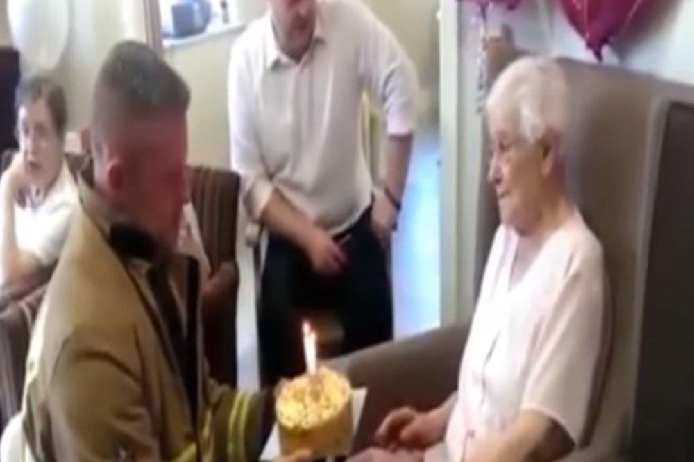 Za svoj 105. rođendan je imala samo jednu želju - tetoviranog vatrogasca! (VIDEO)