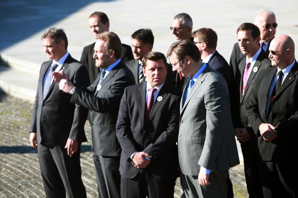 Vučić sa gradonačelnikom Srebrenice i Benom Aflekom gost kod Klintonovih!