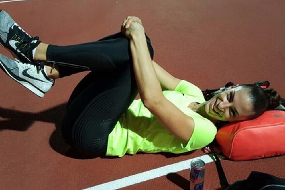 ŠPANOVIĆEVA JOŠ JEDNOM POKAZALA KAKVO IZVAJANO TELO IMA: Ali MUŠKARCI STOP - uz nju je i ON!