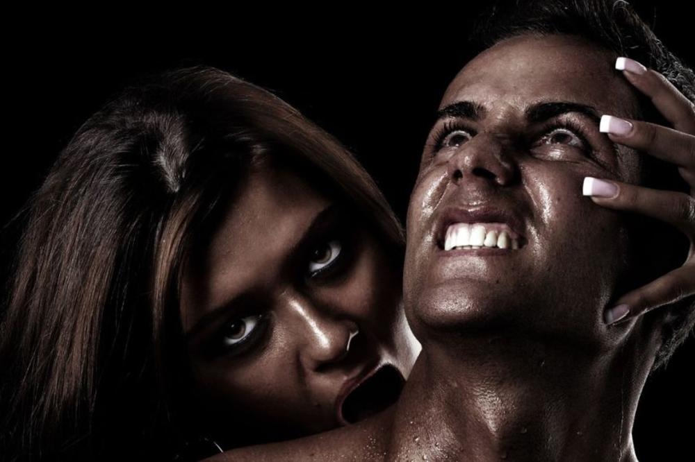 U ljubavnom zanosu mu je napravila šljivu na vratu, a nije ni slutila šta će se desiti sledećeg trena!