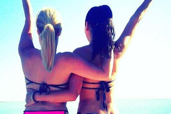 OVA SRPSKA PEVAČICA IMA VEĆE GRUDI I OD DARE BUBAMARE, A NIJE JANA! Ivana se skinula u TOPLES na terasi bez BLAMA