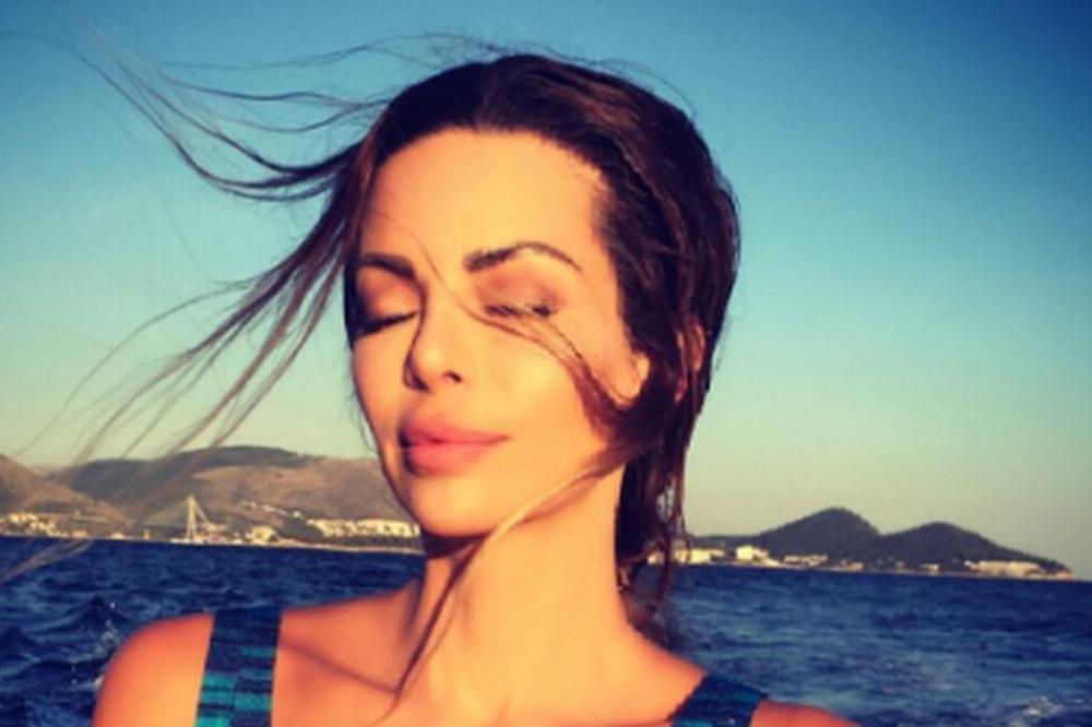 GOLE FOTKE NIKOLINE PIŠEK: Posle Dare Bubamare i ona pušta sama u etar EKSPLICITNI SADRŽAJ (18 +)