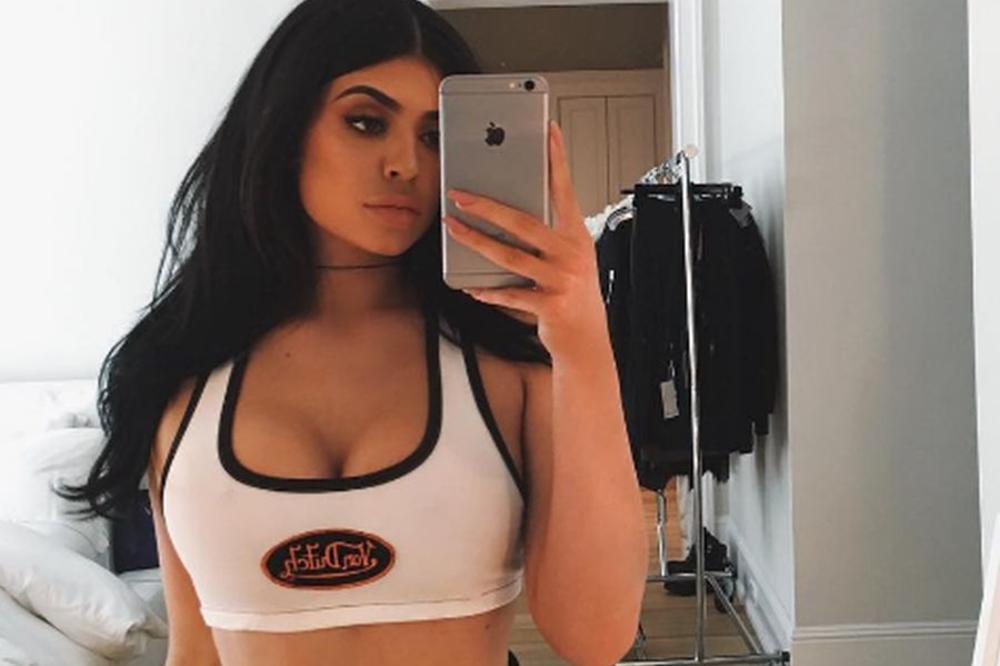 MALA KAJLI DŽENER PUCA! REŠ PEČENA NAULJANA NA SUNCU MAMI UZDAHE: Od prizora Vam NEĆE BITI DOBRO! (FOTO)