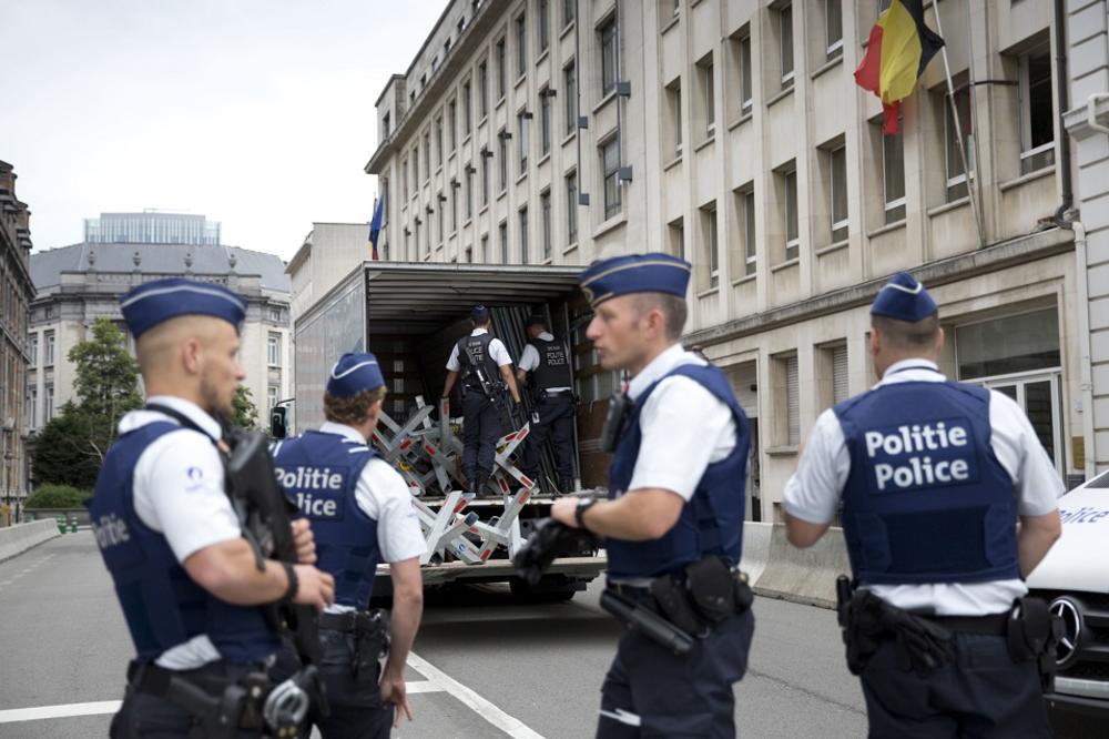 ČOVEK SE UDAVIO U KANALU DOK JE TRAŽIO KLJUČEVE: Prijatelj krenuo da mu pomogne, pa UMALO I ON STRADAO