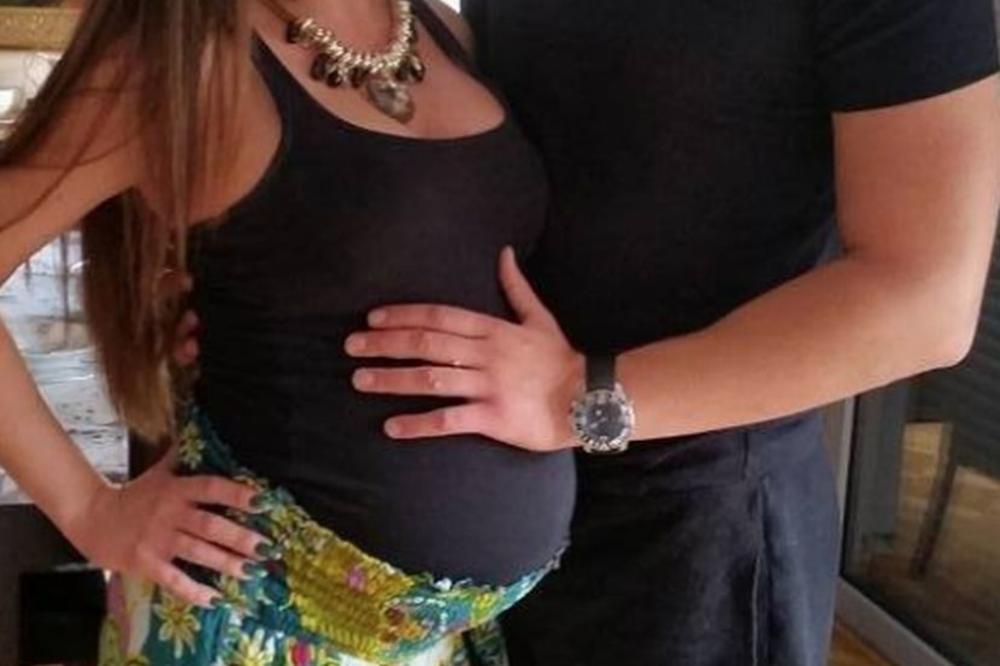 Bravooo! Porodila se Pinkova zvezda! Na svet donela sina i objavila svoj prvi selfi iz bolnice (FOTO)