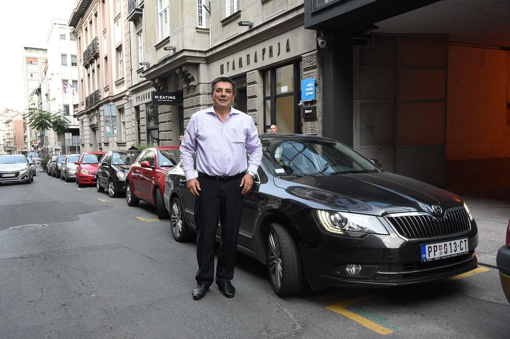 Srpski političar objasnio: Dajte mi sto koji izgleda kao sendvič!