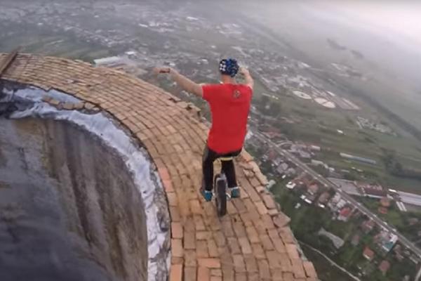 Adrenalin mu je drugo ime: Da li ste spremni za ludu vožnju po ivici? (VIDEO)