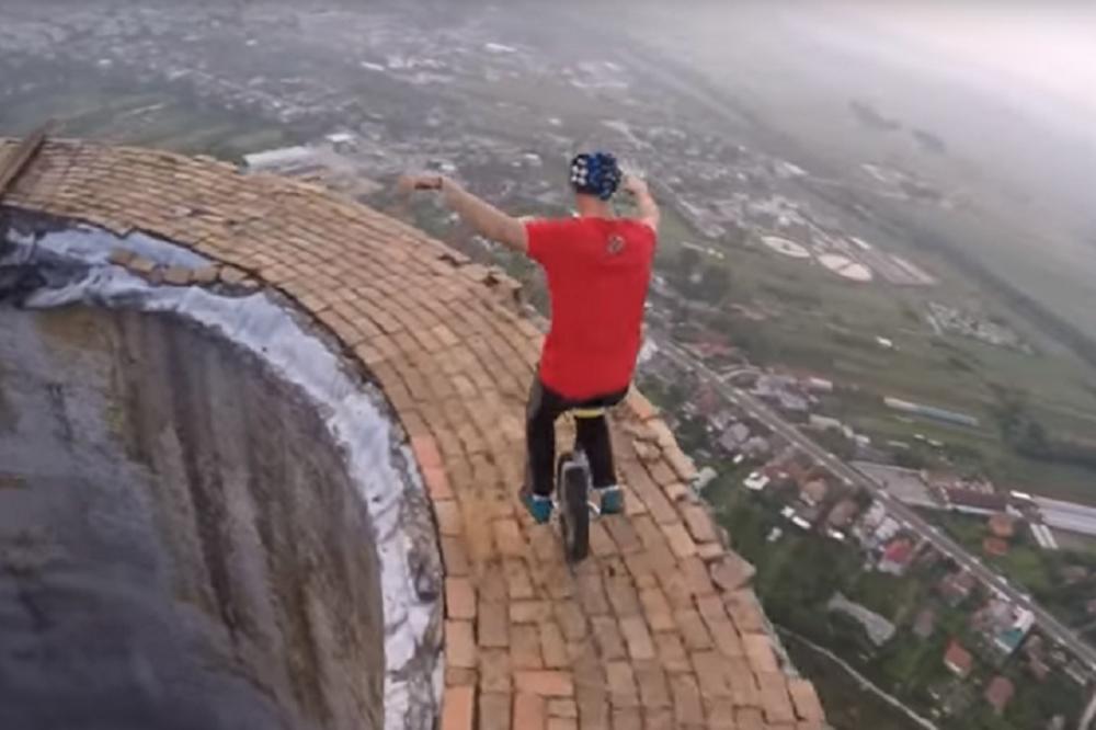 Adrenalin mu je drugo ime: Da li ste spremni za ludu vožnju po ivici? (VIDEO)